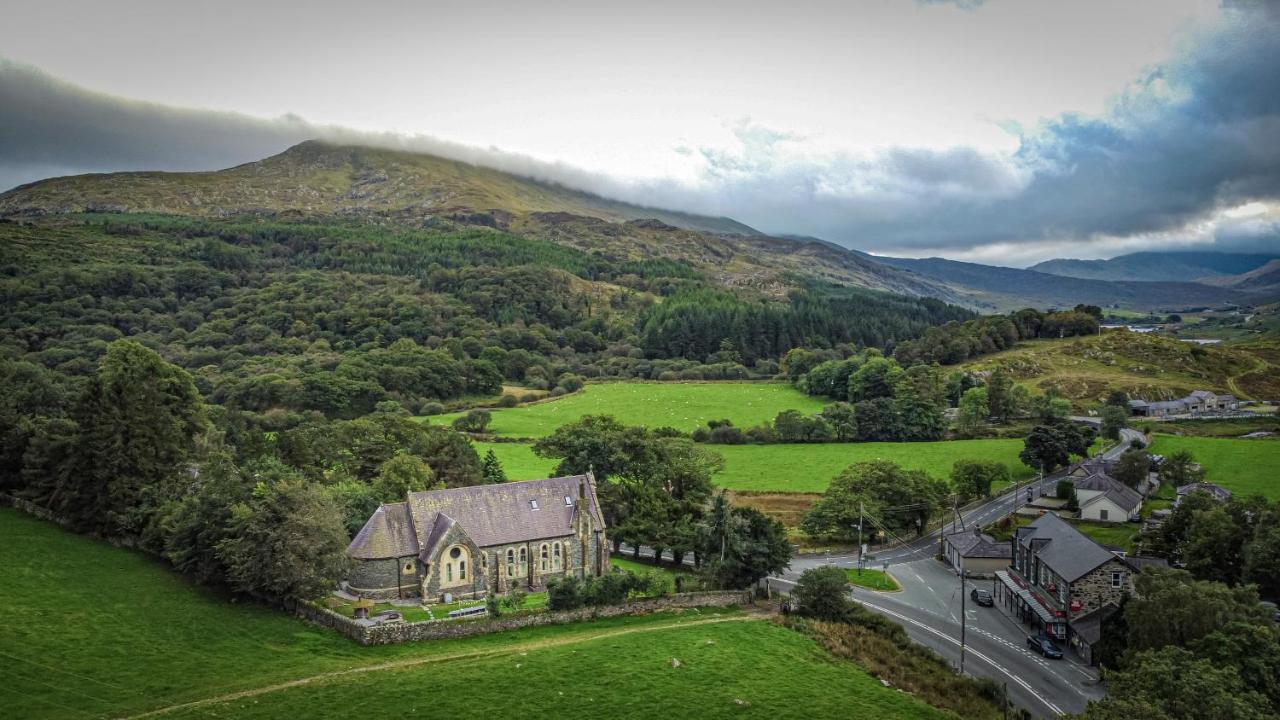 Mountain Church Capel Curig Exteriör bild
